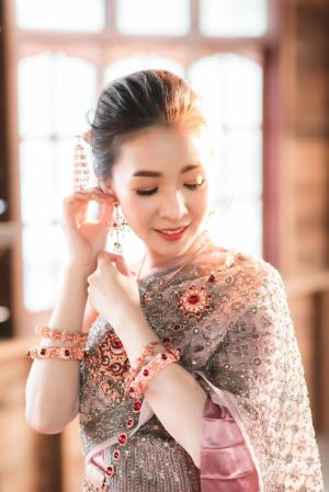 ชุดไทยเจ้าสาว ชุดไทยจักรพรรดิ์ เช่าที่แบมบี้ เวดดิ้ง ห้วยขวาง